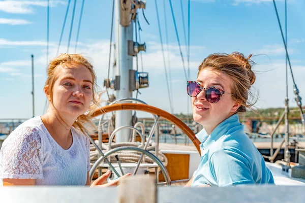 İki seven arkadaşlar etrafa yat deste yanında oturmak