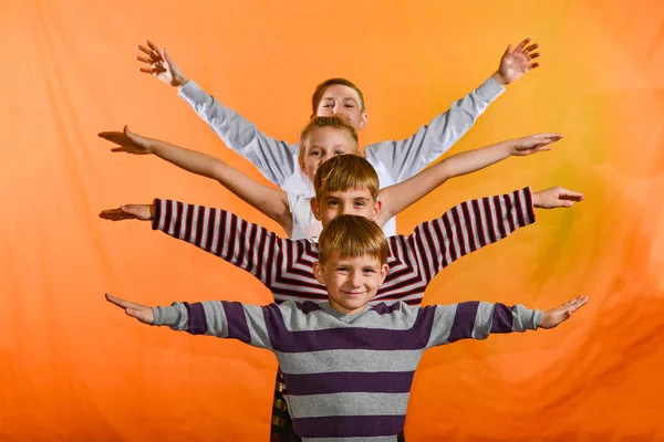 Quatre Enfants Tiennent Debout Dans Une Rangée Lèvent Leurs Mains — Photo