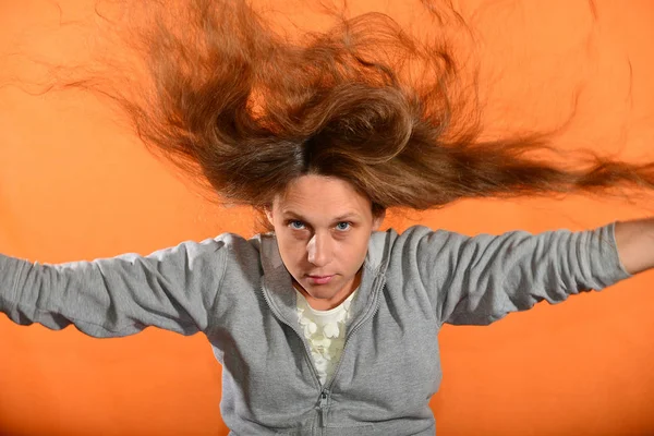 Chica Arroja Pelo Hacia Arriba Florecen Sobre Marcha Sobre Fondo —  Fotos de Stock