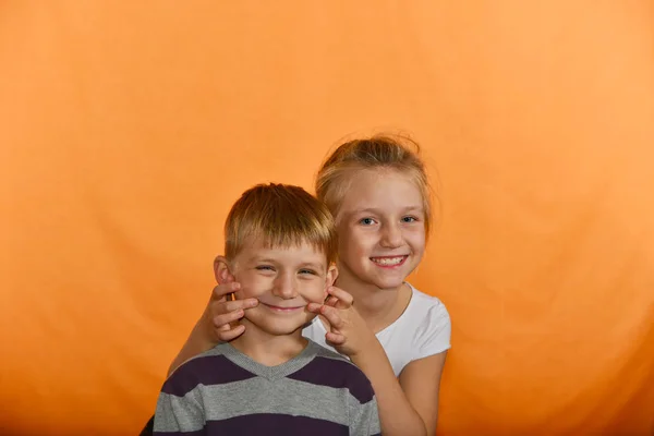 Garçon Avec Une Fille Sur Fond Jaune Une Fille Donne — Photo