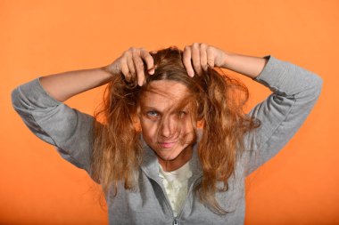 Kız saçını atar ve anında sarı bir arka plan üzerinde çiçek