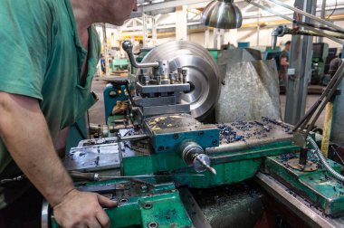 İşçi, adam, makine denetiminin mekanik eylemler yapar. Üretim çalışmalarında dönüm