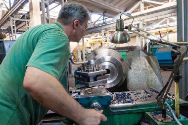 Çalışma adam kesme makinesi donatımın yönetir. Üretim çalışmalarında dönüm
