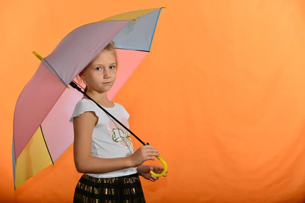 Belle Fille Avec Parapluie Multicolore Sur Fond Jaune Dans Studio — Photo