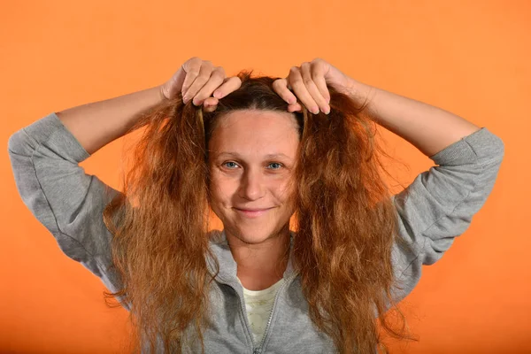 Fille Jette Ses Cheveux Vers Haut Ils Fleurissent Volée Sur — Photo