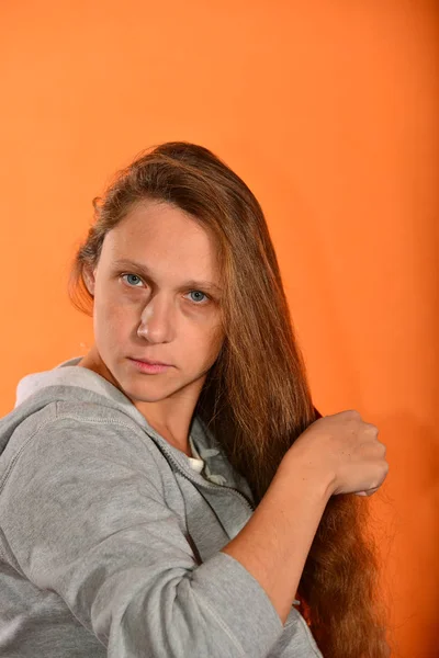 Szép Fiatal Lány Gazdaság Haj Kezével Sárga Háttér — Stock Fotó
