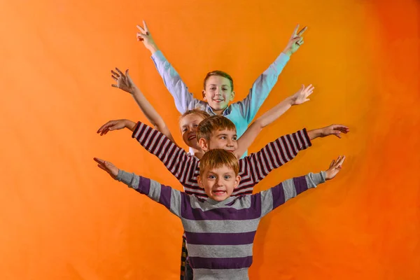 Quatre Enfants Tiennent Debout Dans Une Rangée Lèvent Leurs Mains — Photo