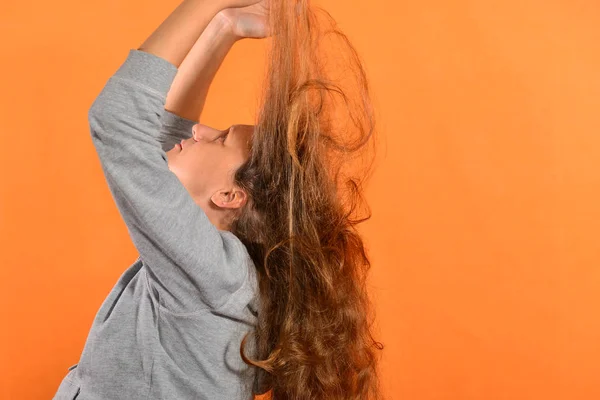 Dziewczyna Trzyma Jej Włosy Kwitną Locie Żółtym Tle — Zdjęcie stockowe