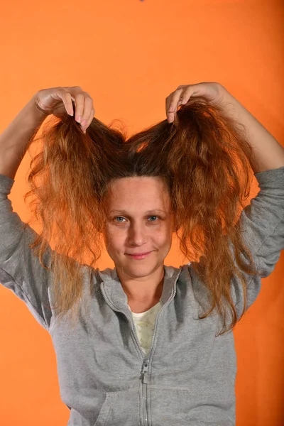 Menina Joga Seu Cabelo Para Cima Eles Florescem Mosca Fundo — Fotografia de Stock