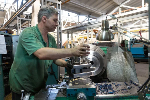 Trabajador Hombre Procesa Productos Metálicos Una Máquina Trabajos Torneado Producción —  Fotos de Stock