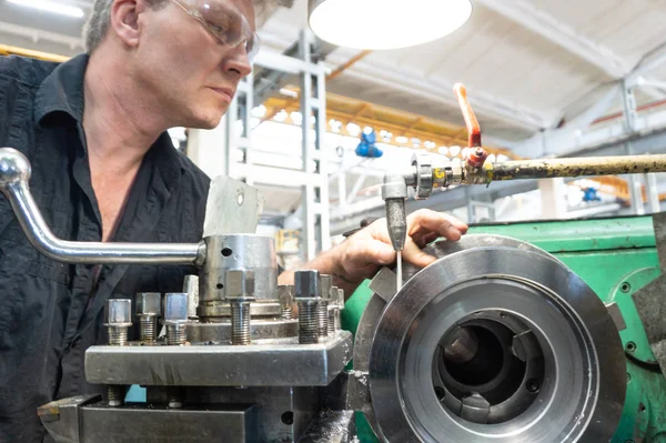 Trabalhador Homem Camisa Preta Óculos Controla Uma Máquina Mecânica Torneamento — Fotografia de Stock