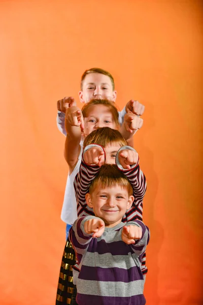 Czterech Stoisko Dzieci Wierszu Punkt Palce Przodu Epoki Żółtym Tle — Zdjęcie stockowe