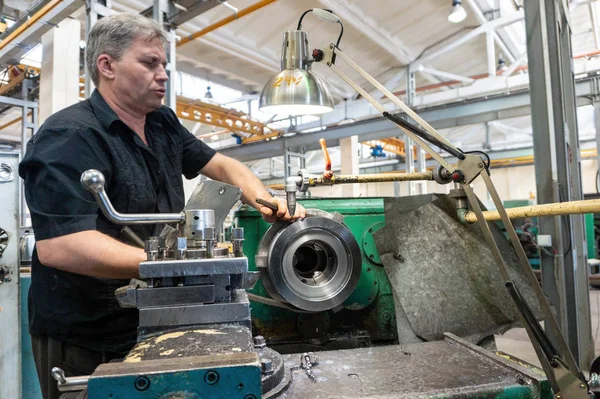 Trabajador Hombre Con Camisa Negra Gafas Seguridad Comprueba Idoneidad Pieza —  Fotos de Stock