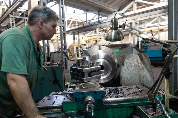 Trabajador Hombre Procesa Productos Metálicos Una Máquina Trabajos Torneado Producción —  Fotos de Stock