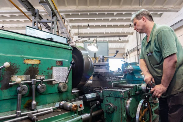 Εργασίας Άνθρωπος Διαχειρίζεται Τον Εξοπλισμό Του Μηχανήματος Κοπής Γυρίζοντας Εργασία — Φωτογραφία Αρχείου