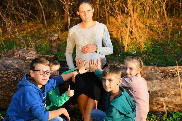 Jonge Kinderen Zitten Naast Een Zwangere Vrouw Houden Hun Handen — Stockfoto