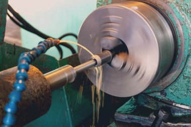Su ile makine parçaları taşlama. İç delik soğutma ile işleme