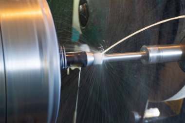 Soğutma makine üzerinde bir delik işleme uygulanır