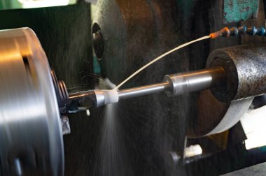 Soğutma makine üzerinde bir delik işleme uygulanır