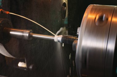 Su ile makine parçaları taşlama. İç delik soğutma ile işleme