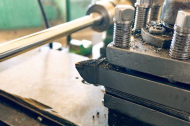 Makine alet silindirik bir bölümünde bir arka plan üzerinde Torna aracı