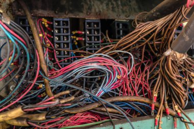 Mekanik ekipman elektrik dolabında eski çok renkli teller