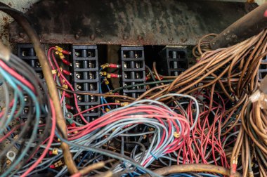 Mekanik ekipman elektrik dolabında eski çok renkli teller