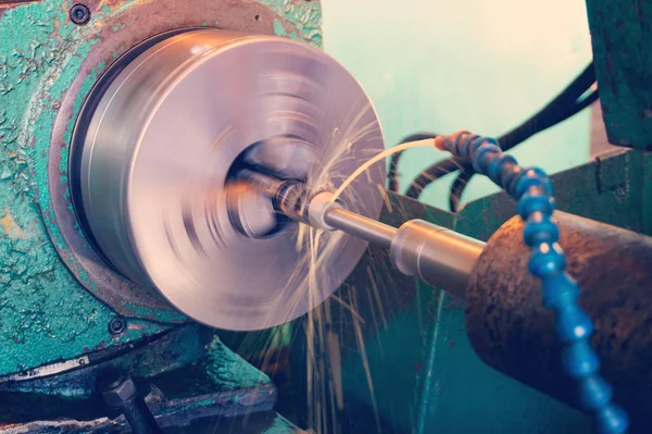 Su ile makine parçaları taşlama. İç delik soğutma ile işleme