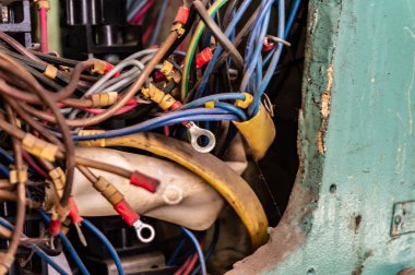 Mekanik ekipman elektrik dolabında eski çok renkli teller