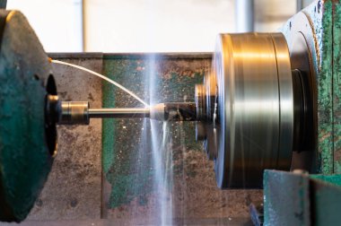 Su ile makine parçaları taşlama. Yan görünüm