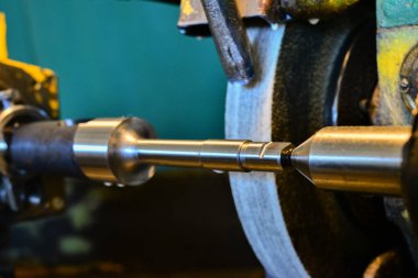 Demir silindirik bölümü bir taşlama monte edilmiş makine, yakın çekim