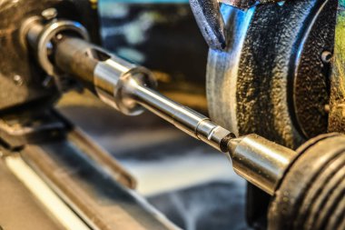 Demir silindirik bölümü bir taşlama monte edilmiş makine, yakın çekim