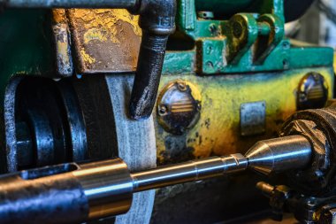 Demir silindirik bölümü bir taşlama monte edilmiş makine, yakın çekim