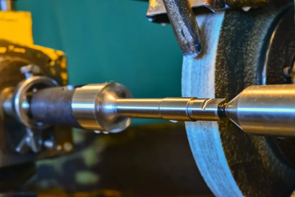 鉄の円筒部分が砥石にマウントされているマシン クローズ アップ — ストック写真
