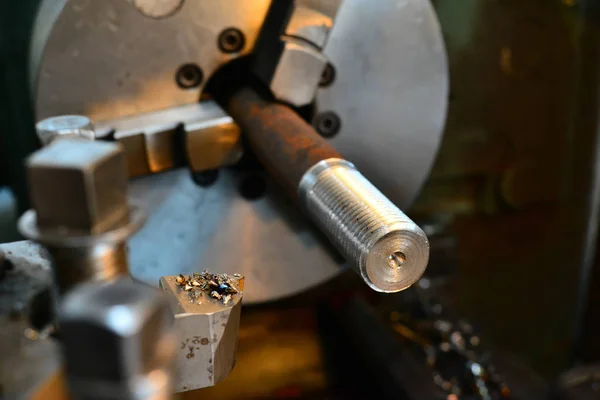 Turning threaded parts on the machine for use in mechanical engineering