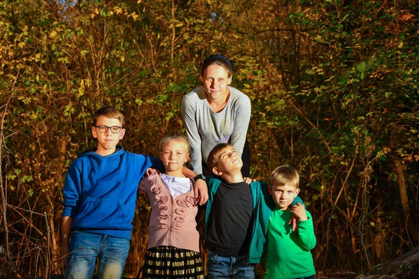 Eine Schwangere Frau Steht Wald Auf Einem Baum Vier Kinder — Stockfoto