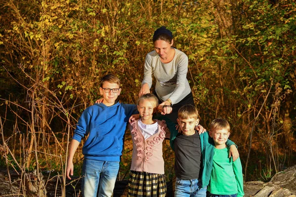 Eine Schwangere Frau Steht Wald Auf Einem Baum Vier Kinder — Stockfoto