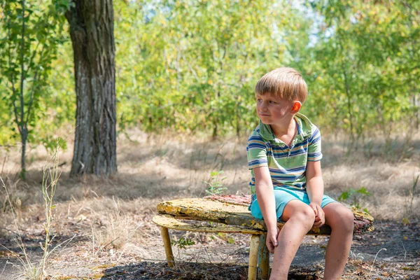 Sitzt Der Junge Auf Einer Alten Bank Einem Verlassenen Park — Stockfoto