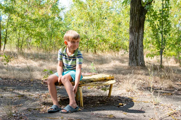 Fiú Egy Régi Padra Egy Elhagyott Parkban Úgy Néz Ezen — Stock Fotó