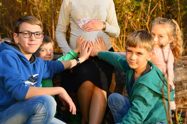 Čtyři Děti Díval Kamery Malé Děti Sedí Těhotné Ženy Jejich — Stock fotografie