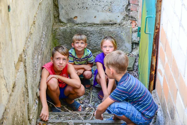 Bodrum Katında Çocuklar Erkek Bir Kız Demir Kapının Yanında Dış — Stok fotoğraf