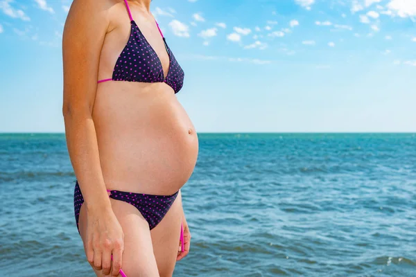 Uma Mulher Grávida Mar Respira Desfruta Paz — Fotografia de Stock