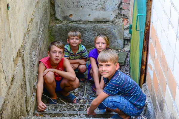 Bambini Nel Seminterrato Tre Ragazzi Una Ragazza Vicino Alla Porta — Foto Stock