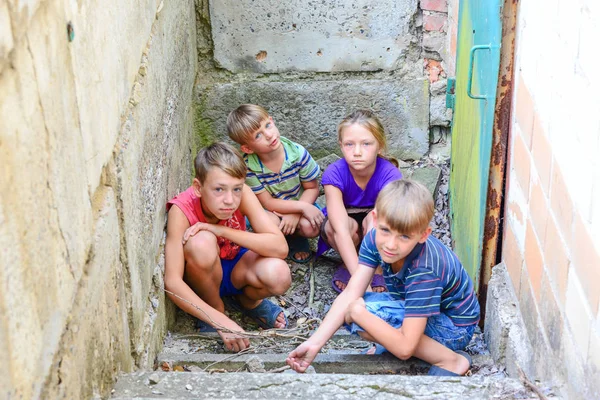 Gyermekek Alagsorban Három Fiú Egy Lány Közelében Vasajtó Bujkál Lépéseket — Stock Fotó