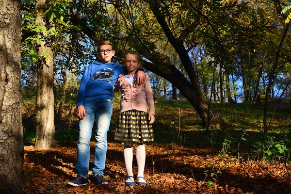Menino Com Uma Menina Está Abraçando Floresta Folhas Secas Uma — Fotografia de Stock