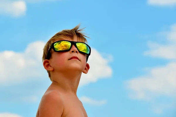Mały Chłopiec Patrzy Zachmurzone Niebo Okulary Chmury Odzwierciedlane Szkle Żółte — Zdjęcie stockowe