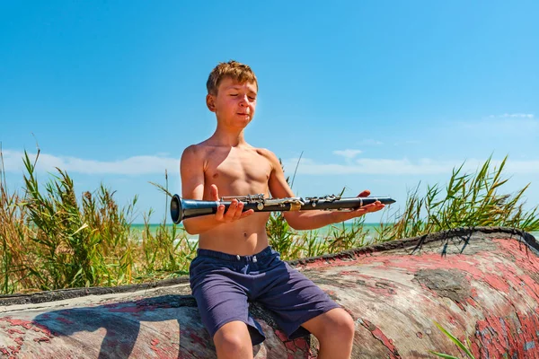 Menino Segura Clarinete Preto Suas Mãos Compreendendo Zen Sentado Velho — Fotografia de Stock