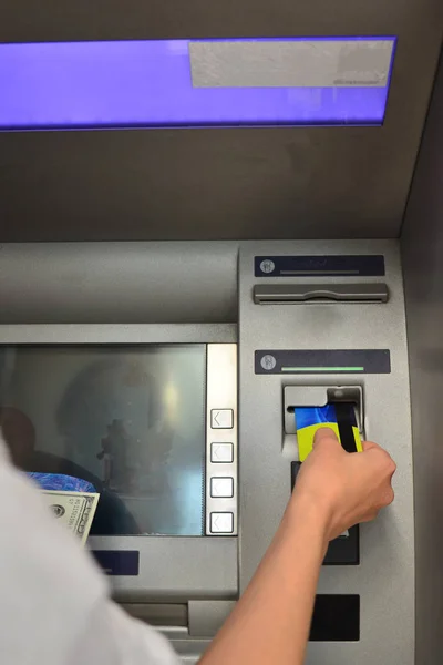 Kızı Sokakta Bir Atm Üzerinden Para Çekilirse Bir Kart Ekler — Stok fotoğraf