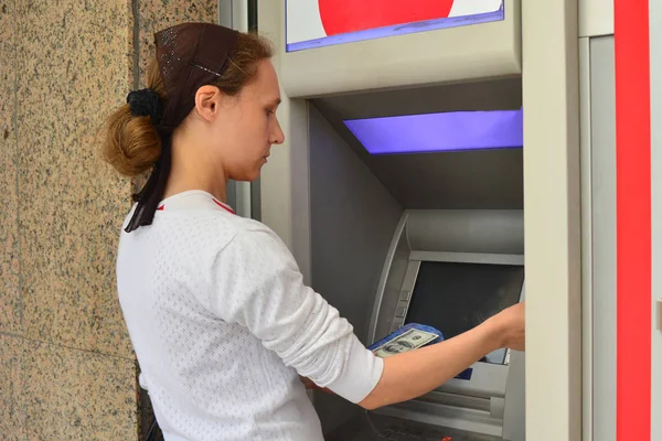 Młoda Piękna Dziewczyna Stoi Pobliżu Atm Wprowadzi Kod Pin Wycofuje — Zdjęcie stockowe