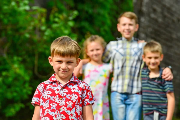 Quatro Crianças Felizes Alegres Menino Roupas Vermelhas Está Primeiro Plano — Fotografia de Stock